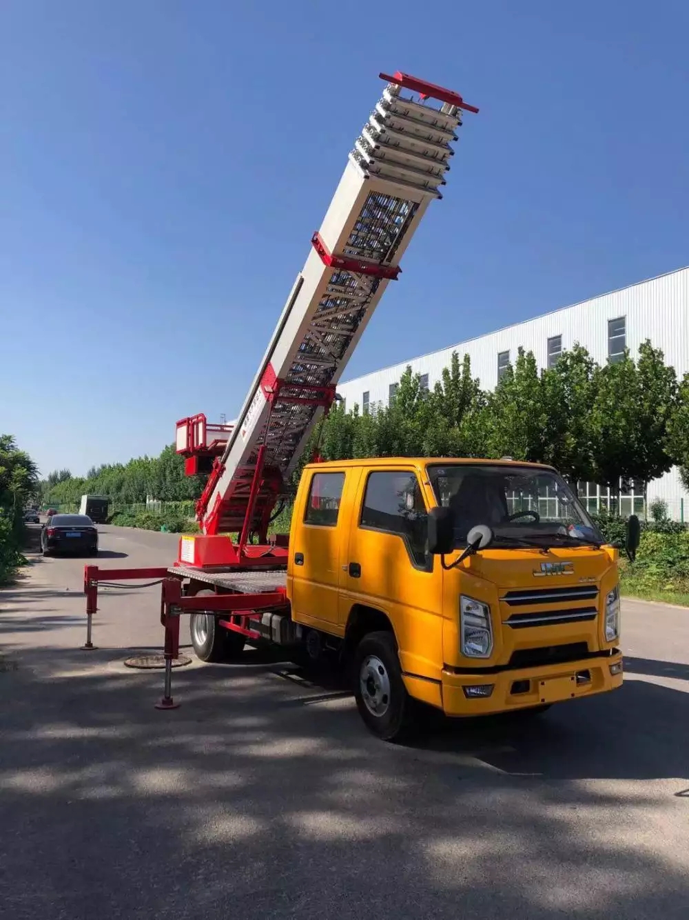 江汉石油管理局附近的云梯车出租服务：轻松解决高空作业需求