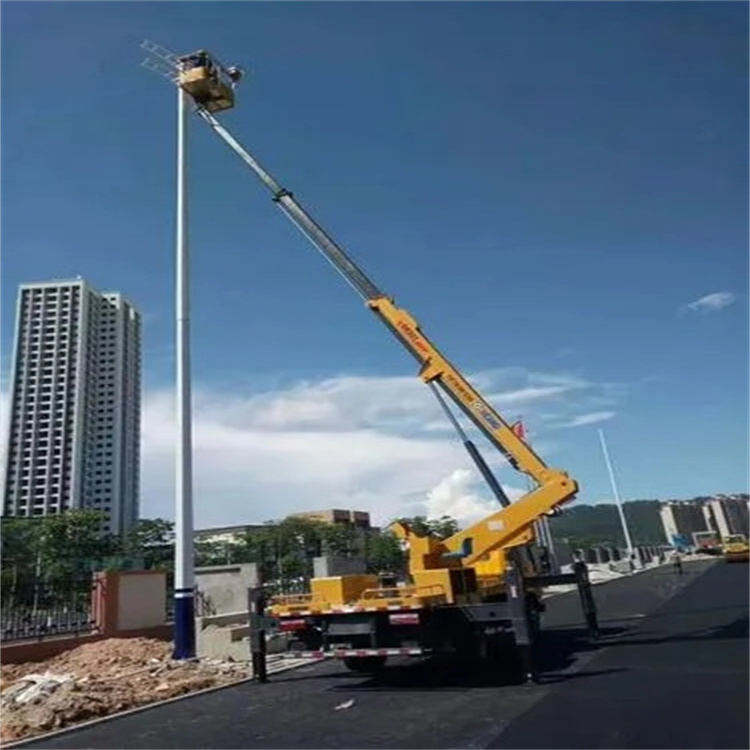 江汉石油管理局维修路灯的曲臂升降车出租