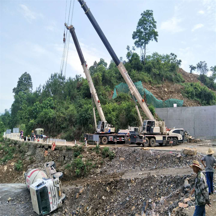 江汉石油管理局汽车掉沟里叫吊车救援要多少钱